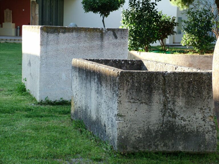 Τα “αινιγματικά” αρχαία κιβώτια της Ερέτριας! – των Γ. Λεκάκη-Ι. Βενιζέλου