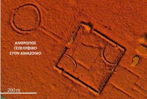 Large square geoglyph etched in reddish ground with a circular ring nearby; scale bar shows 200 m.